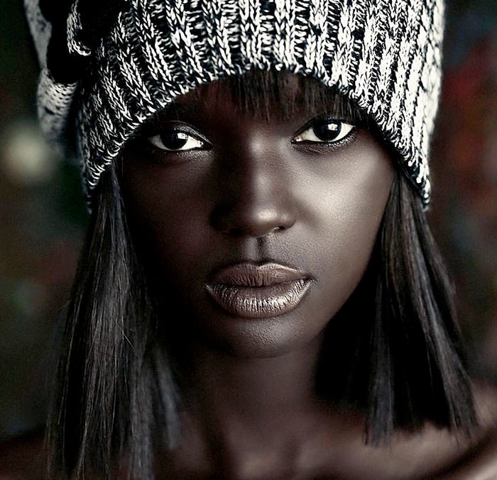 Femme portant un bonnet, regard face caméra